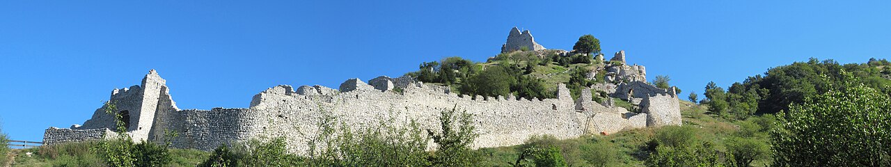 Panorama sur le château de Crussol et la vallée du Rhône